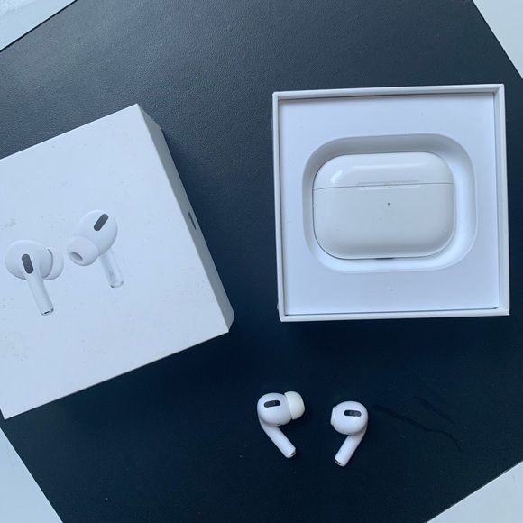 APPLE - AirPods Pro wireless charging case - Picture 14 of 14
